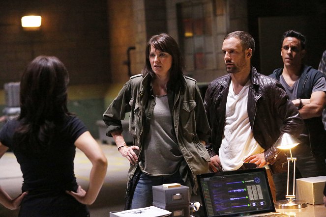Agents of S.H.I.E.L.D. - Season 2 - Shadows - Van film - Lucy Lawless, Nick Blood