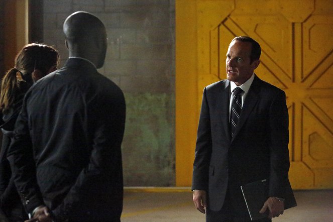 Agents of S.H.I.E.L.D. - Season 2 - Heavy Is the Head - Van film - Clark Gregg