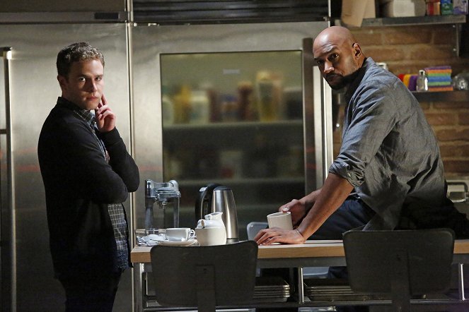 Agents of S.H.I.E.L.D. - Making Friends and Influencing People - Photos - Iain De Caestecker, Henry Simmons