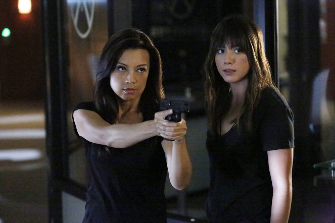 Os Agentes S.H.I.E.L.D. - Ye Who Enter Here - Do filme - Ming-Na Wen, Chloe Bennet