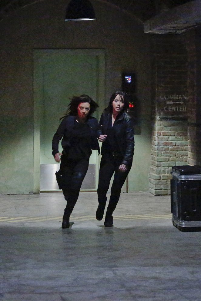 Agents of S.H.I.E.L.D. - Who You Really Are - Photos - Ming-Na Wen, Chloe Bennet