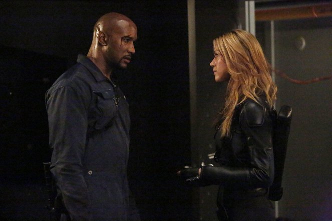 Agents of S.H.I.E.L.D. - One Door Closes - Photos - Henry Simmons, Adrianne Palicki