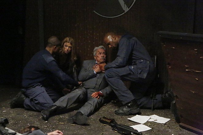 Agents of S.H.I.E.L.D. - One Door Closes - Photos - Adrianne Palicki, Henry Simmons