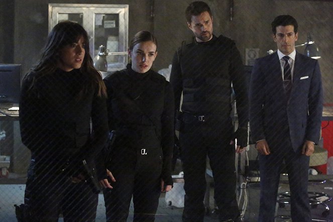 Agents of S.H.I.E.L.D. - The Dirty Half Dozen - Van film - Chloe Bennet, Elizabeth Henstridge, Brett Dalton