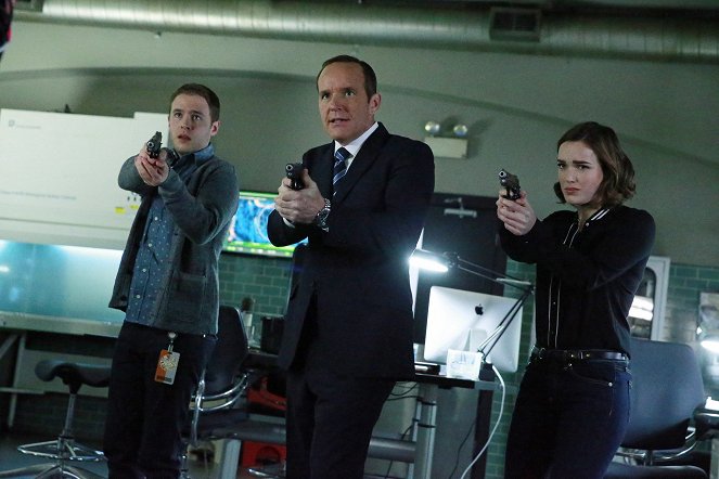 Agenti S.H.I.E.L.D. - S.O.S. Part 1 - Z filmu - Iain De Caestecker, Clark Gregg, Elizabeth Henstridge