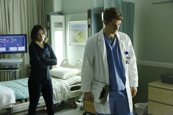 Agents of S.H.I.E.L.D. - Laws of Nature - Photos - Chloe Bennet, Luke Mitchell
