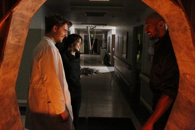 Agents of S.H.I.E.L.D. - Season 3 - Laws of Nature - Van film - Luke Mitchell, Chloe Bennet