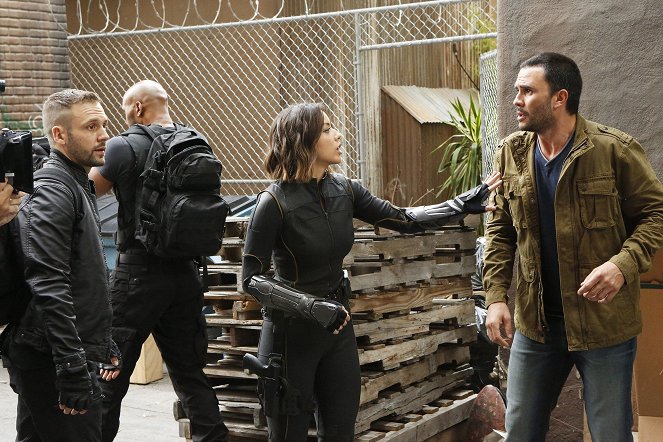 Agents of S.H.I.E.L.D. - Season 3 - Laws of Nature - Photos - Nick Blood, Chloe Bennet