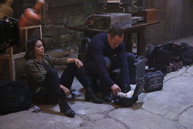 Agents of S.H.I.E.L.D. - Season 3 - Purpose in the Machine - Van film - Chloe Bennet, Clark Gregg