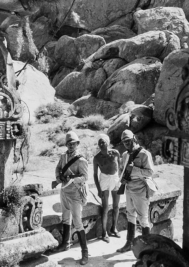 Aufstand in Sidi Hakim - Filmfotos - Douglas Fairbanks Jr., Sam Jaffe, Victor McLaglen