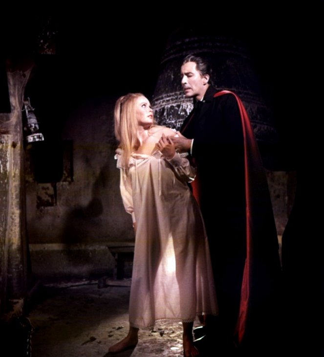 Dracula Has Risen from the Grave - Filmfotók - Veronica Carlson, Christopher Lee