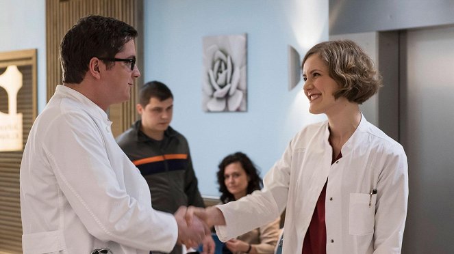 In aller Freundschaft - Die jungen Ärzte - Season 1 - Schritt für Schritt - De la película - Stefan Ruppe, Juliane Fisch