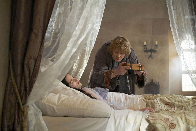 Merlin - Season 1 - A Remedy To Cure All Ills - Photos - Katie McGrath, Julian Rhind-Tutt