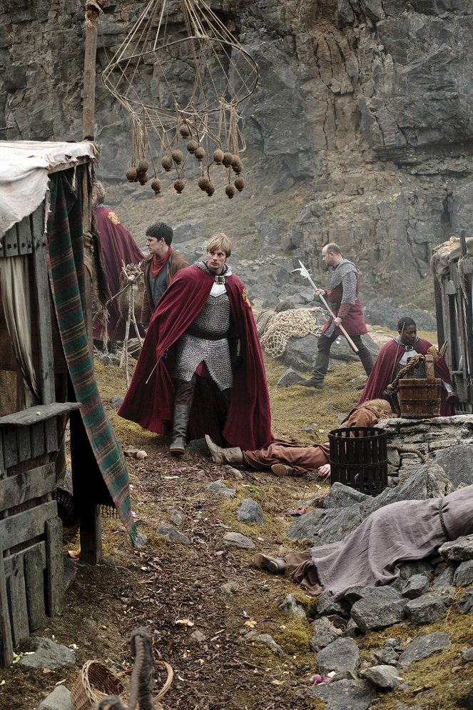 Przygody Merlina - Zguba Artura — część 1 - Z filmu - Colin Morgan, Bradley James, Tomiwa Edun