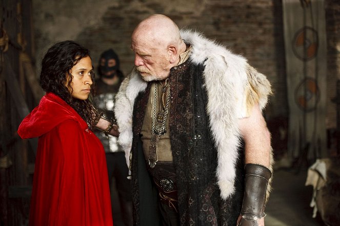 Merlin - Season 2 - Lancelot and Guinevere - Photos - Angel Coulby, James Cosmo