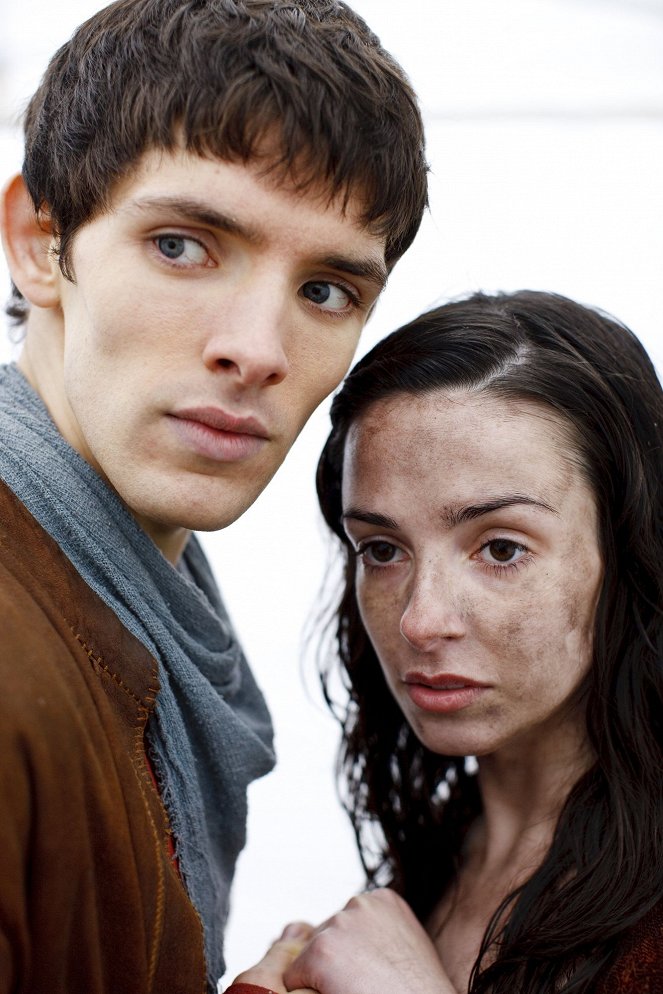 Merlin – Die neuen Abenteuer - Season 2 - Merlin und das Druidenmädchen - Werbefoto - Colin Morgan, Laura Donnelly