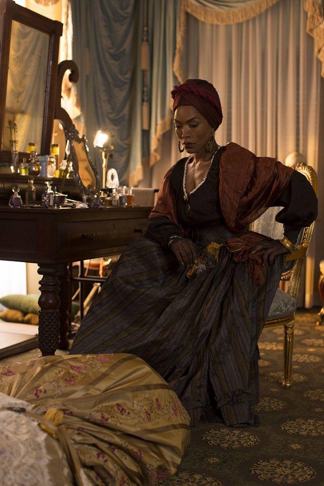 American Horror Story - Coven - Bitchcraft - Photos - Angela Bassett