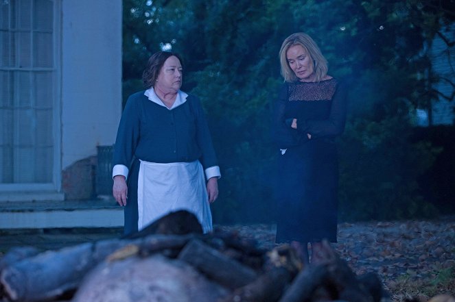 American Horror Story - Burn, Witch. Burn! - Van film - Kathy Bates, Jessica Lange