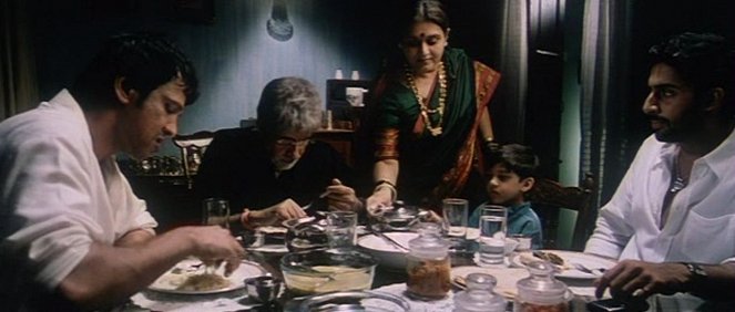 Sarkar - Z filmu - Kay Kay Menon, Amitabh Bachchan, Supriya Pathak Kapur, Abhishek Bachchan