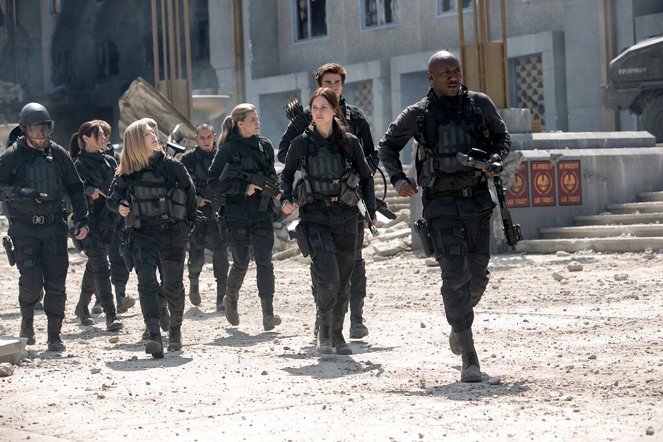 Hunger Games: Síla vzdoru 2. část - Z filmu - Elden Henson, Natalie Dormer, Evan Ross, Jennifer Lawrence, Liam Hemsworth, Mahershala Ali