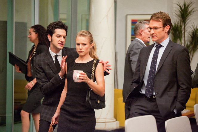 Kłamstwa na sprzedaż - Season 1 - Prolog i epilog - Z filmu - Ben Schwartz, Kristen Bell, Josh Lawson