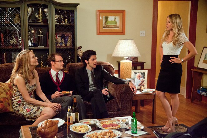 Kłamstwa na sprzedaż - Season 1 - Prolog i epilog - Z filmu - Peggy Lipton, Ben Schwartz, Kristen Bell, Josh Lawson