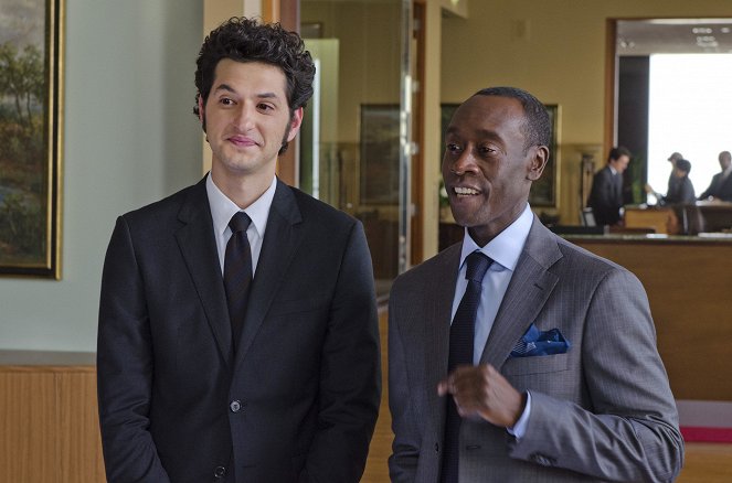 Kłamstwa na sprzedaż - Season 2 - Szczerość do łatwy sposób maskowania - Z filmu - Ben Schwartz, Don Cheadle