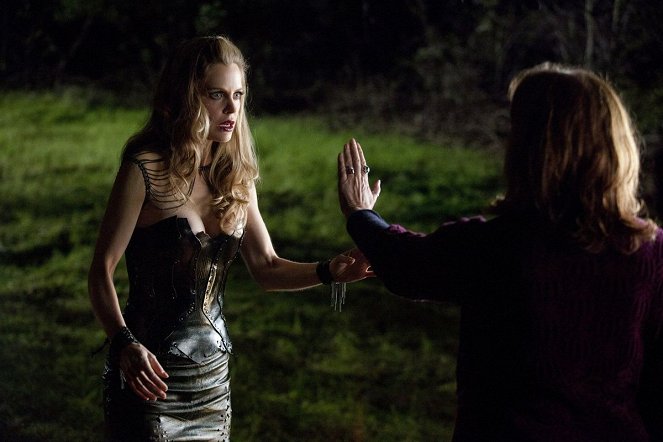 True Blood - Inni és élni hagyni - I'm Alive and on Fire - Filmfotók - Kristin Bauer van Straten