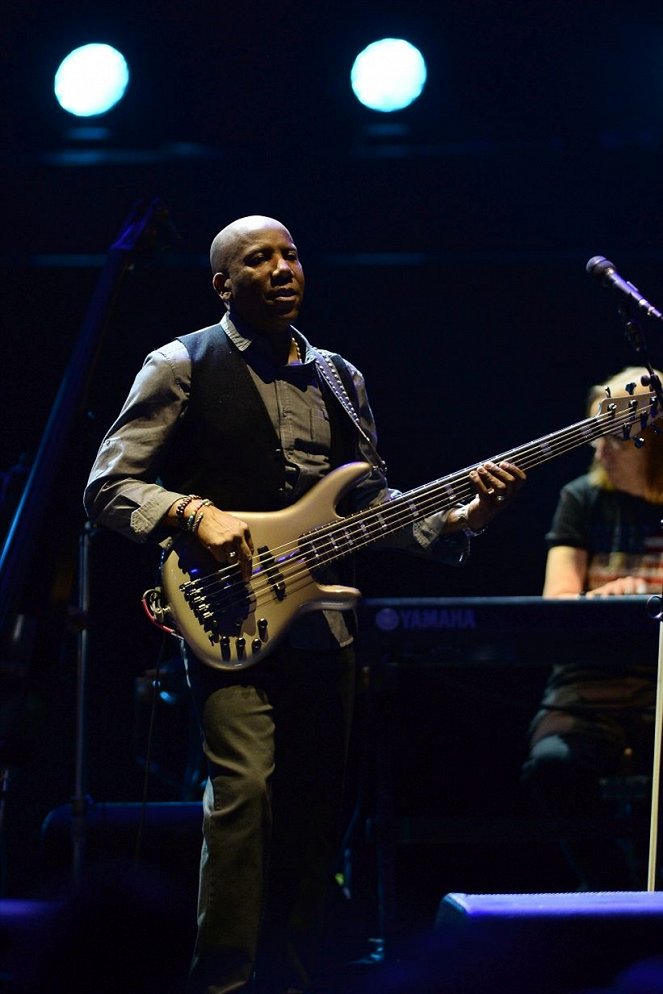 Eric Clapton - Live at the Royal Albert Hall - Filmfotos - Nathan East