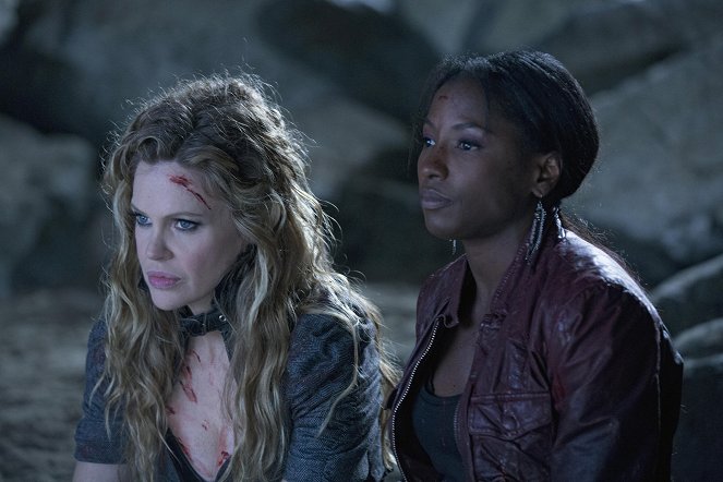 True Blood - Who Are You, Really? - Photos - Kristin Bauer van Straten, Rutina Wesley