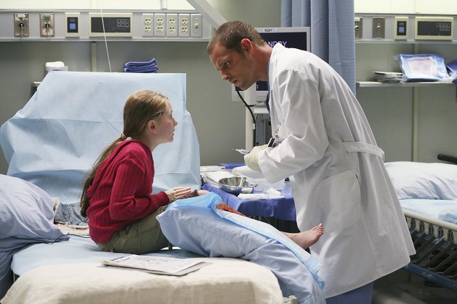 Grey's Anatomy - Sometimes a Fantasy - Photos - Abigail Breslin, Justin Chambers
