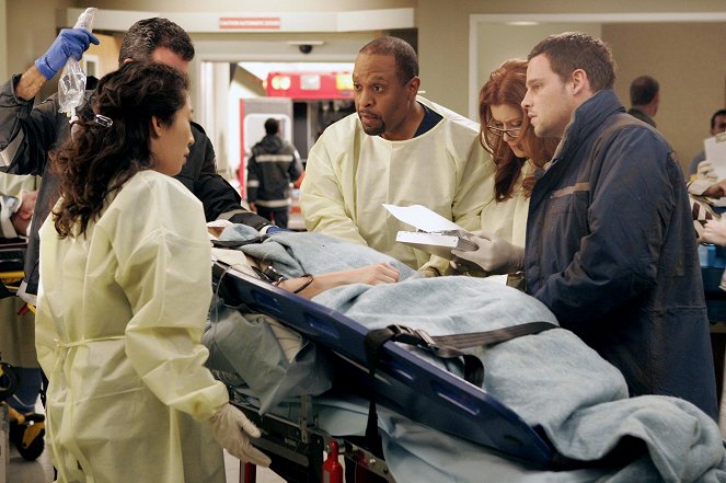 Grey's Anatomy - Walk on Water - Photos - James Pickens Jr., Kate Walsh, Justin Chambers