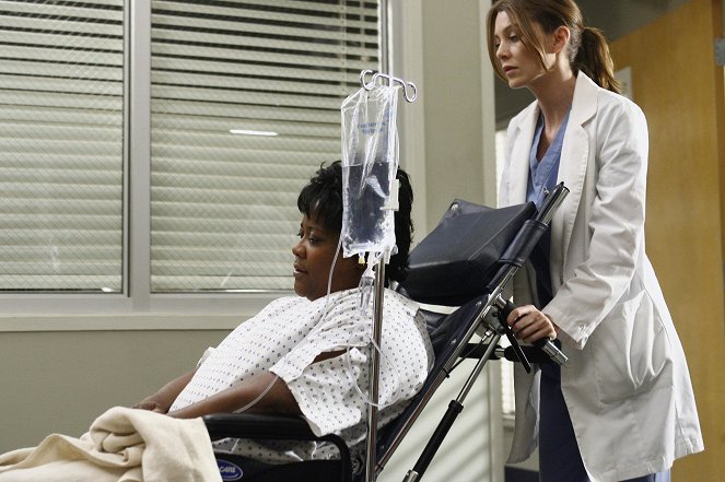 Grey's Anatomy - Didn't We Almost Have It All? - Photos - Loretta Devine, Ellen Pompeo