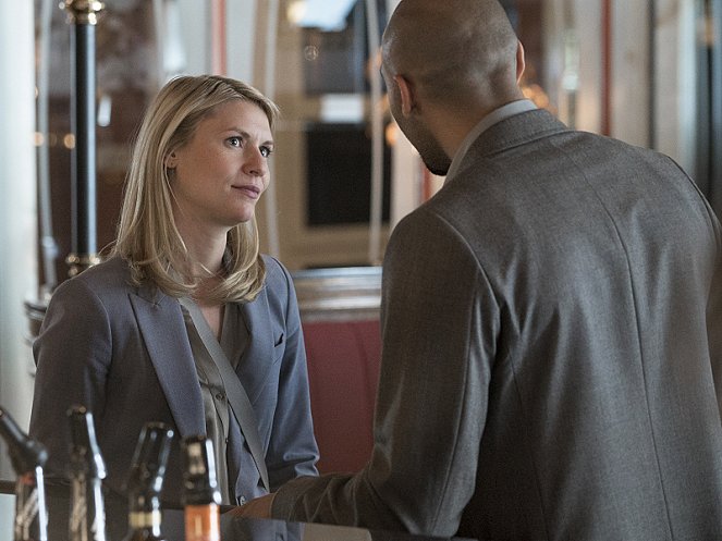 Homeland - The Tradition of Hospitality - Photos - Claire Danes