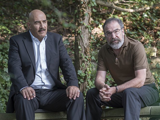 Homeland - Why Is This Night Different? - Photos - Igal Naor, Mandy Patinkin