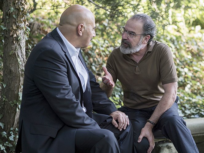 Homeland - Why Is This Night Different? - Van film - Mandy Patinkin