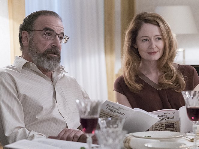 Homeland - Why Is This Night Different? - Photos - Mandy Patinkin, Miranda Otto