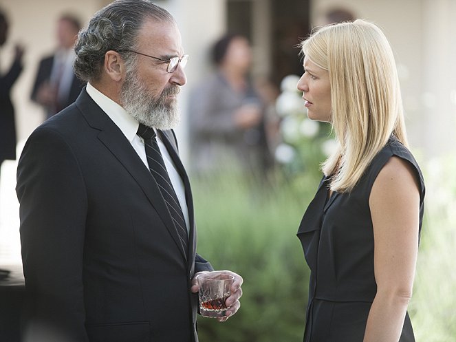 Homeland - Long Time Coming - Photos - Mandy Patinkin, Claire Danes