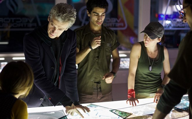 Doctor Who - Under the Lake - Photos - Peter Capaldi, Zaqi Ismail, Morven Christie