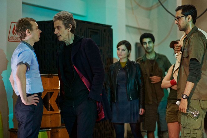 Doctor Who - Under the Lake - Van film - Steven Robertson, Peter Capaldi, Jenna Coleman, Arsher Ali