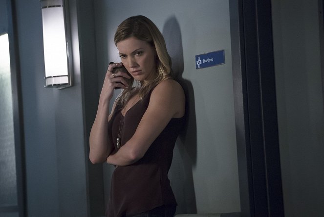 Arrow - Season 4 - Haunted - Photos - Katie Cassidy