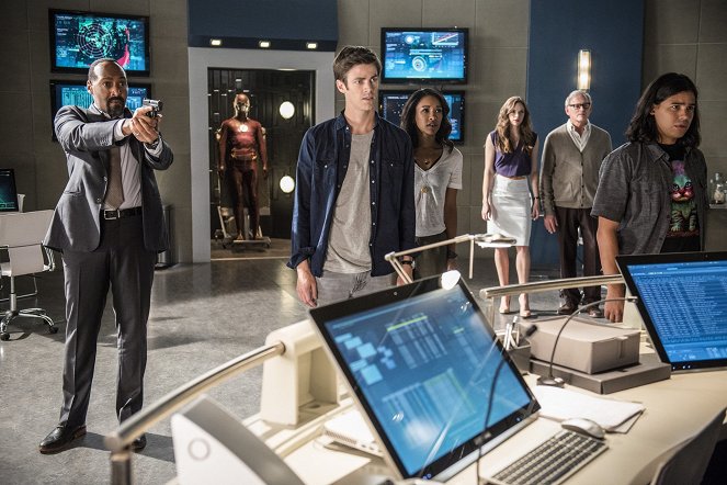 The Flash - The Man Who Saved Central City - Photos - Jesse L. Martin, Grant Gustin, Candice Patton, Danielle Panabaker, Victor Garber, Carlos Valdes