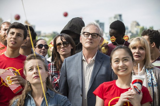 The Flash - The Man Who Saved Central City - Photos - Victor Garber