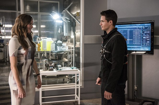 The Flash - The Man Who Saved Central City - Photos - Danielle Panabaker, Robbie Amell