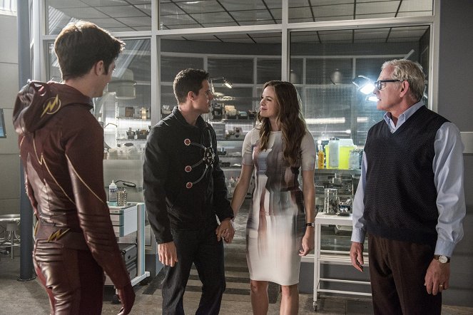 The Flash - Season 2 - The Man Who Saved Central City - Kuvat elokuvasta - Robbie Amell, Danielle Panabaker, Victor Garber