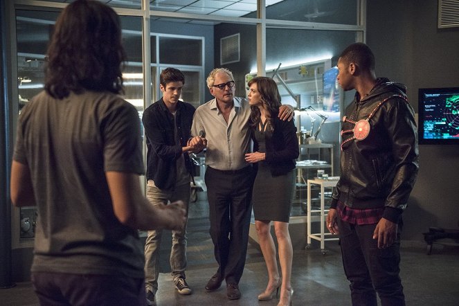The Flash - The Fury of Firestorm - Photos - Grant Gustin, Victor Garber, Danielle Panabaker, Franz Drameh