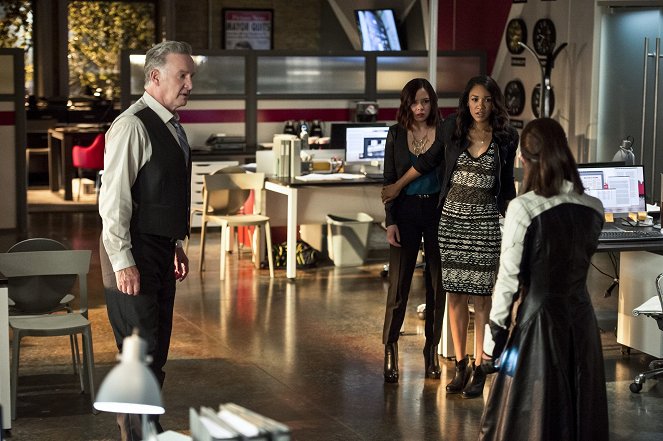 The Flash - The Darkness and the Light - Van film - Tom Butler, Melise, Candice Patton