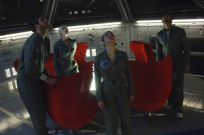 Defying Gravity - Pilot - Z filmu - Dylan Taylor, Laura Harris, Paula Garcés, Eyal Podell