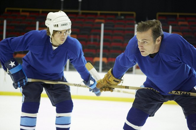 Mr. Hockey: The Gordie Howe Story - De la película - Andrew Herr, Michael Shanks