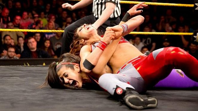 WWE NXT - Van film - Pamela Martinez, Rebecca Quin